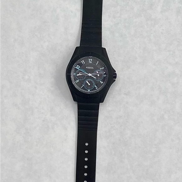 Women’s Fossil watch with black rubber band. - Picture 3 of 6